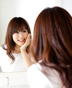 くすみ肌や吹き出物などの肌トラブルのチェックイメージ